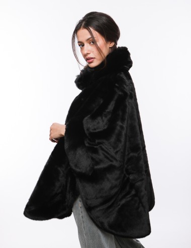 Cette image contient Poncho Fourrure avec fermeture à boucle chez Joliesse. à 279,99 TND en Tunisie. L'hexa de l'arrière plan es