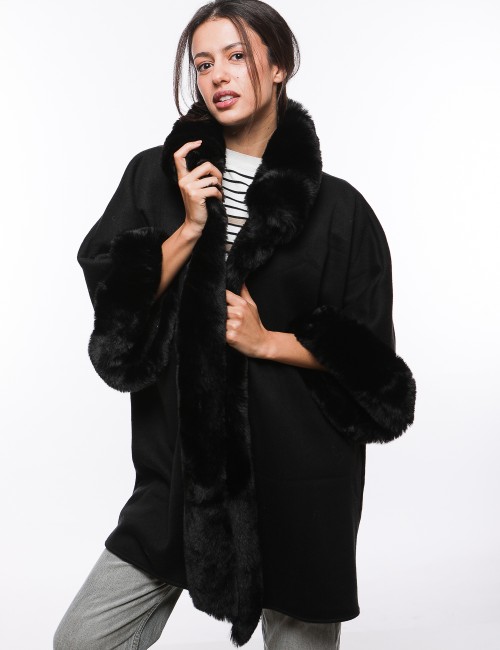 Cette image contient Cape Poncho pour femmes chez Joliesse. à 259,99 TND en Tunisie. L'hexa de l'arrière plan est #E7E7E7