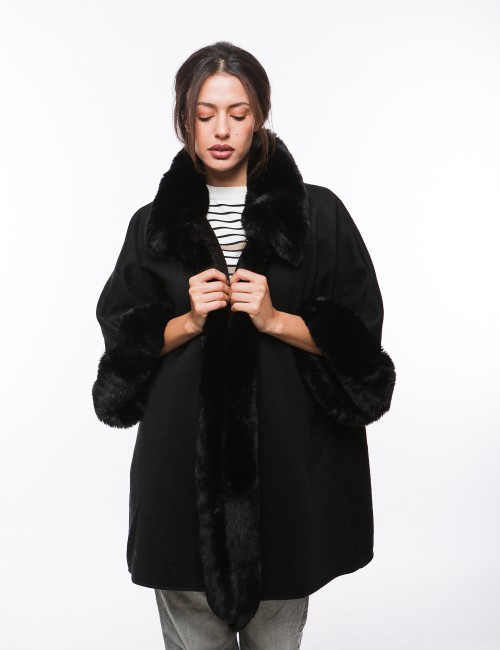 Cette image contient Cape Poncho pour femmes chez Joliesse. à 259,99 TND en Tunisie. L'hexa de l'arrière plan est #E7E7E7