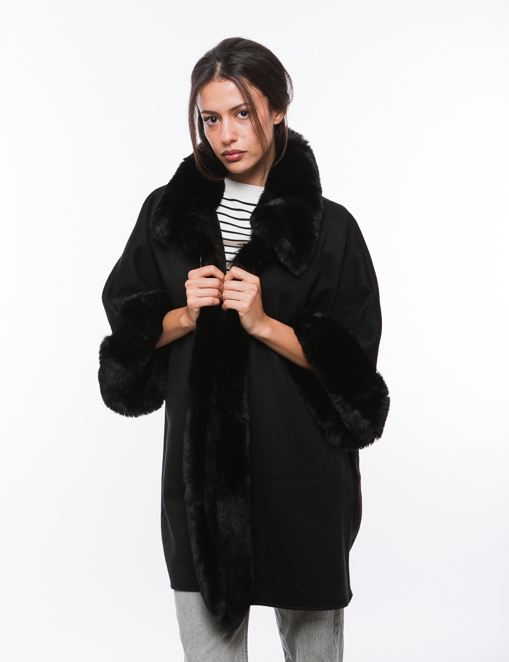 Cette image contient Cape Poncho pour femmes chez Joliesse. à 259,99 TND en Tunisie. L'hexa de l'arrière plan est #E7E7E7