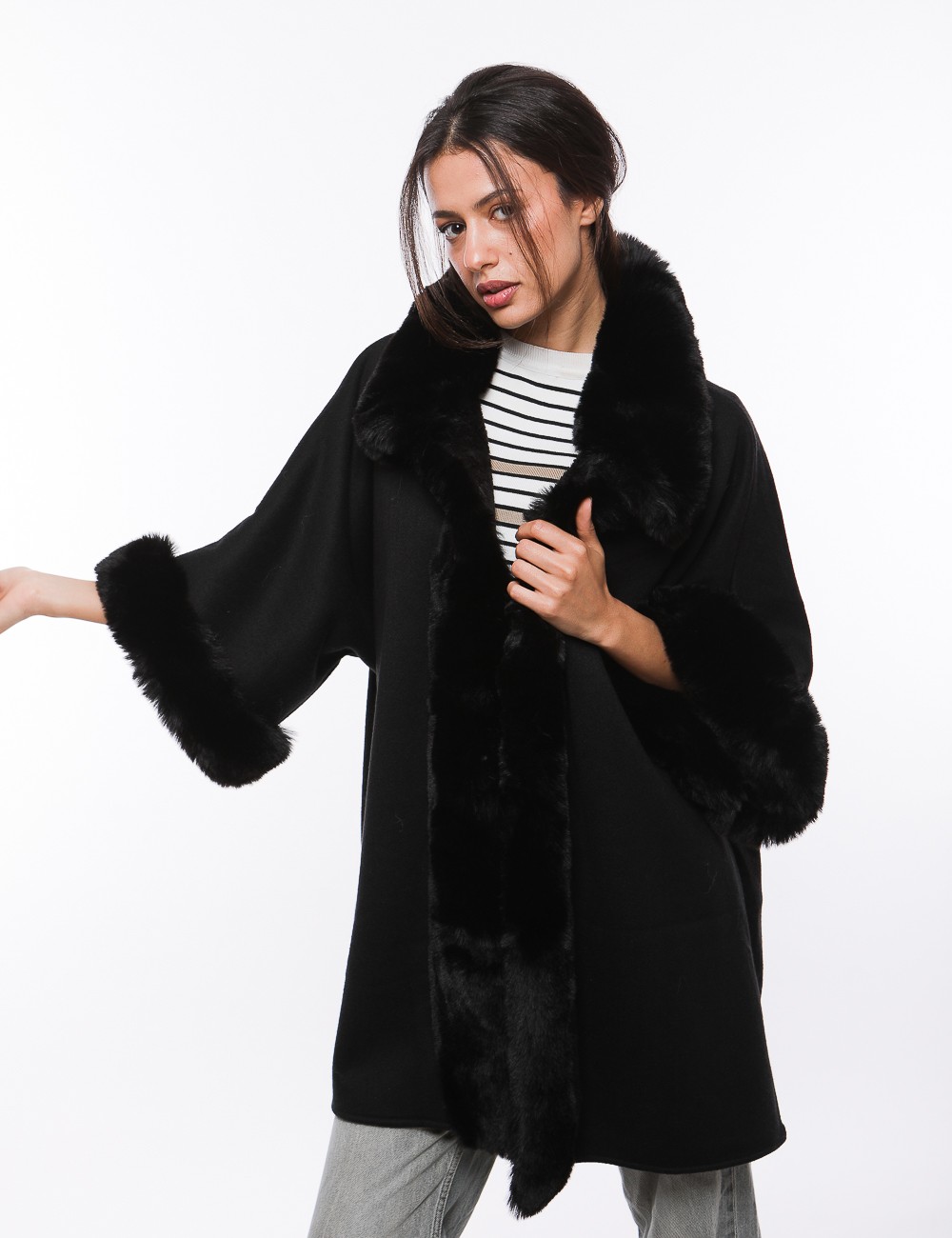 Cette image contient Cape Poncho pour femmes chez Joliesse. à 259,99 TND en Tunisie. L'hexa de l'arrière plan est #E7E7E7