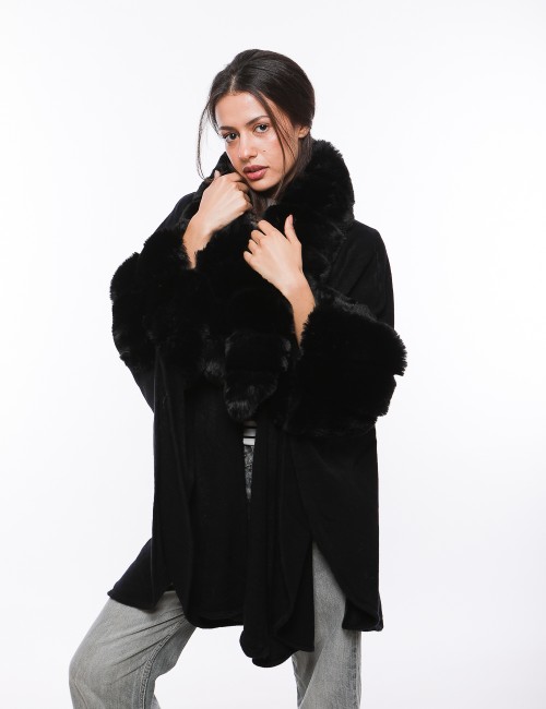 Cette image contient Poncho cape femme en fourrure chez Joliesse. à 269,99 TND en Tunisie. L'hexa de l'arrière plan est #E7E7E7