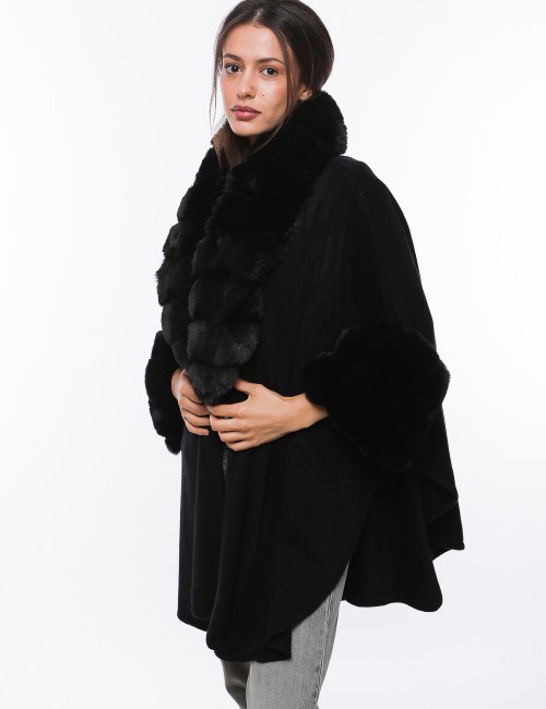 Cette image contient Poncho cape femme en fourrure chez Joliesse. à 269,99 TND en Tunisie. L'hexa de l'arrière plan est #E7E7E7