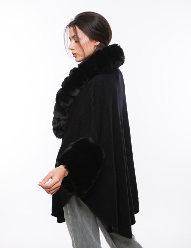 Cette image contient Poncho cape femme en fourrure chez Joliesse. à 269,99 TND en Tunisie. L'hexa de l'arrière plan est #E7E7E7