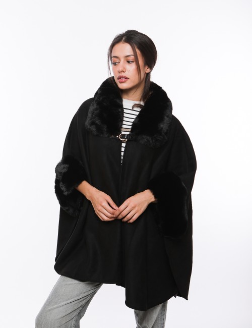 Cette image contient Cape Poncho avec col double chez Joliesse. à 279,99 TND en Tunisie. L'hexa de l'arrière plan est #E7E7E7