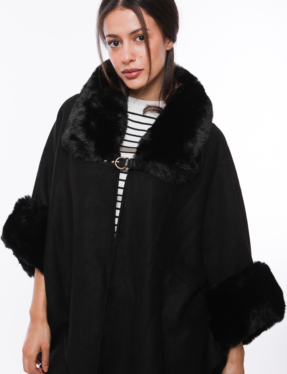 Cette image contient Cape Poncho avec col double chez Joliesse. à 279,99 TND en Tunisie. L'hexa de l'arrière plan est #E7E7E7