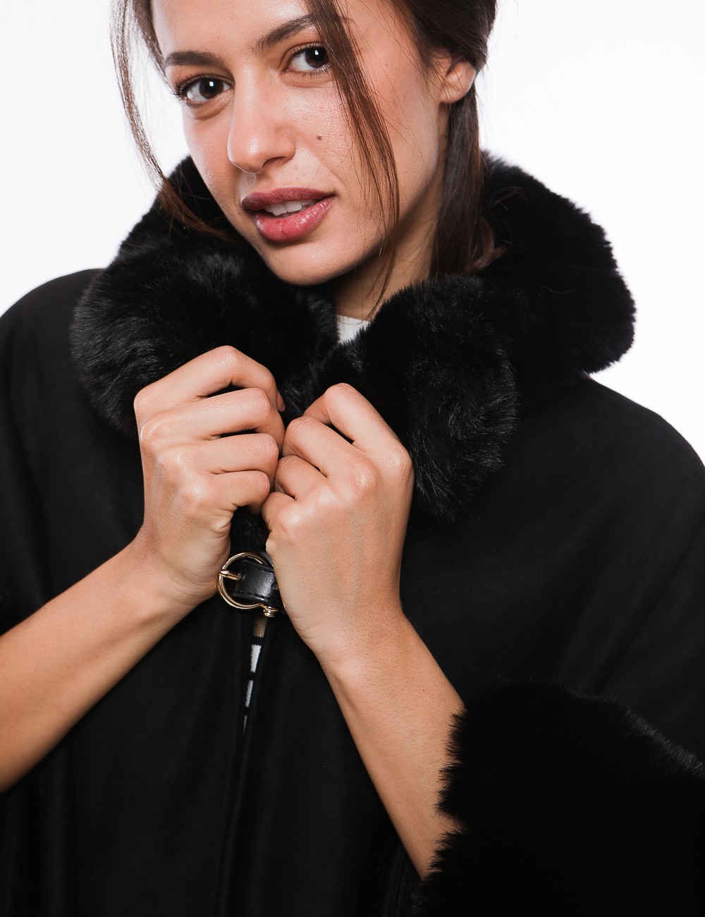 Cette image contient Cape Poncho avec col double chez Joliesse. à 279,99 TND en Tunisie. L'hexa de l'arrière plan est #E7E7E7