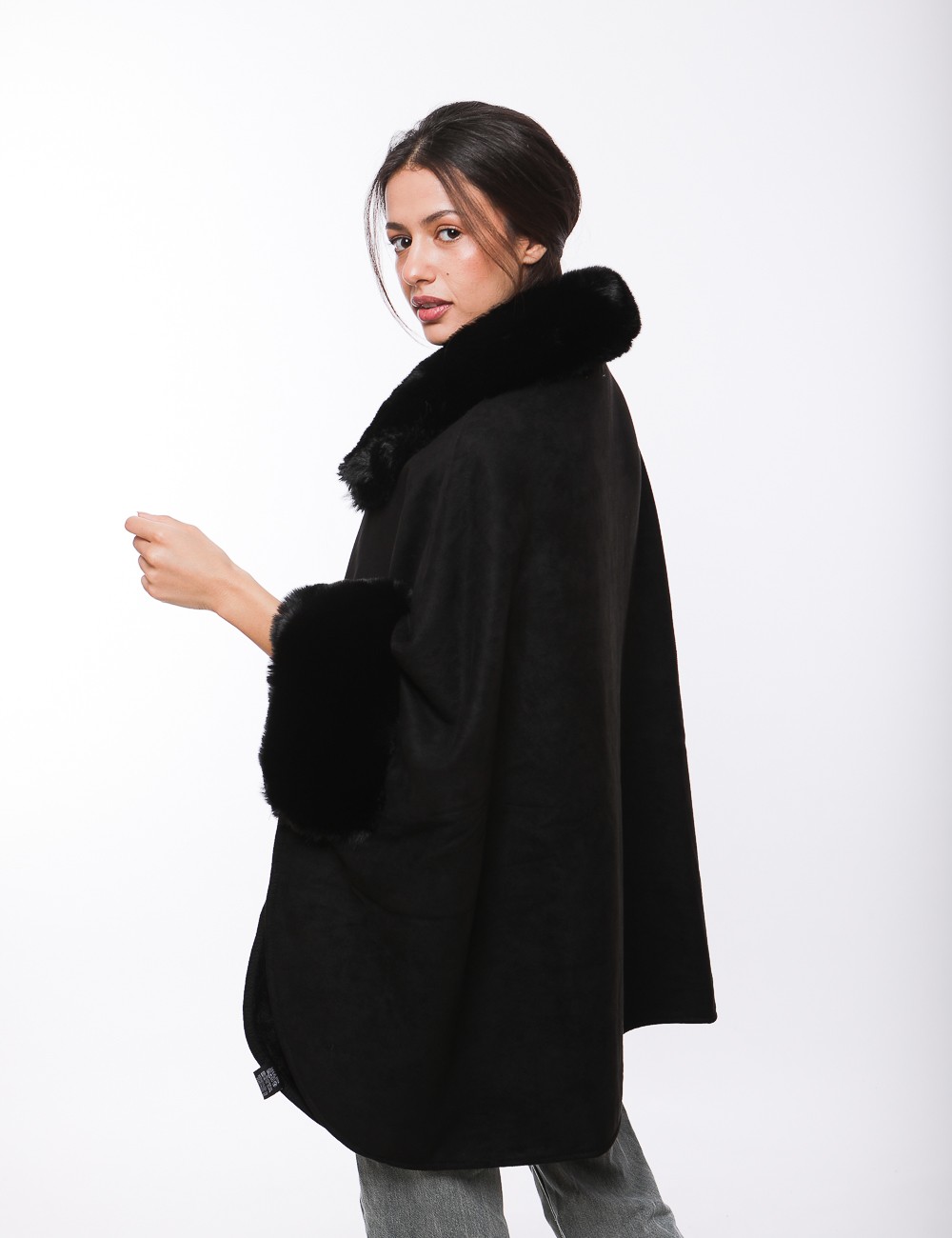 Cette image contient Cape Poncho avec col double chez Joliesse. à 279,99 TND en Tunisie. L'hexa de l'arrière plan est #E7E7E7