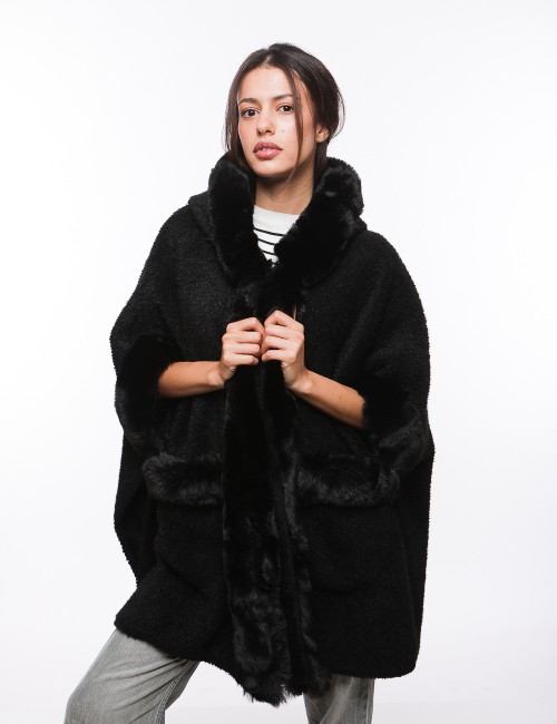 Cette image contient Poncho cape en fourrure chez Joliesse. à 259,99 TND en Tunisie. L'hexa de l'arrière plan est #E7E7E7