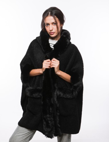 Cette image contient Poncho cape en fourrure chez Joliesse. à 259,99 TND en Tunisie. L'hexa de l'arrière plan est #E7E7E7