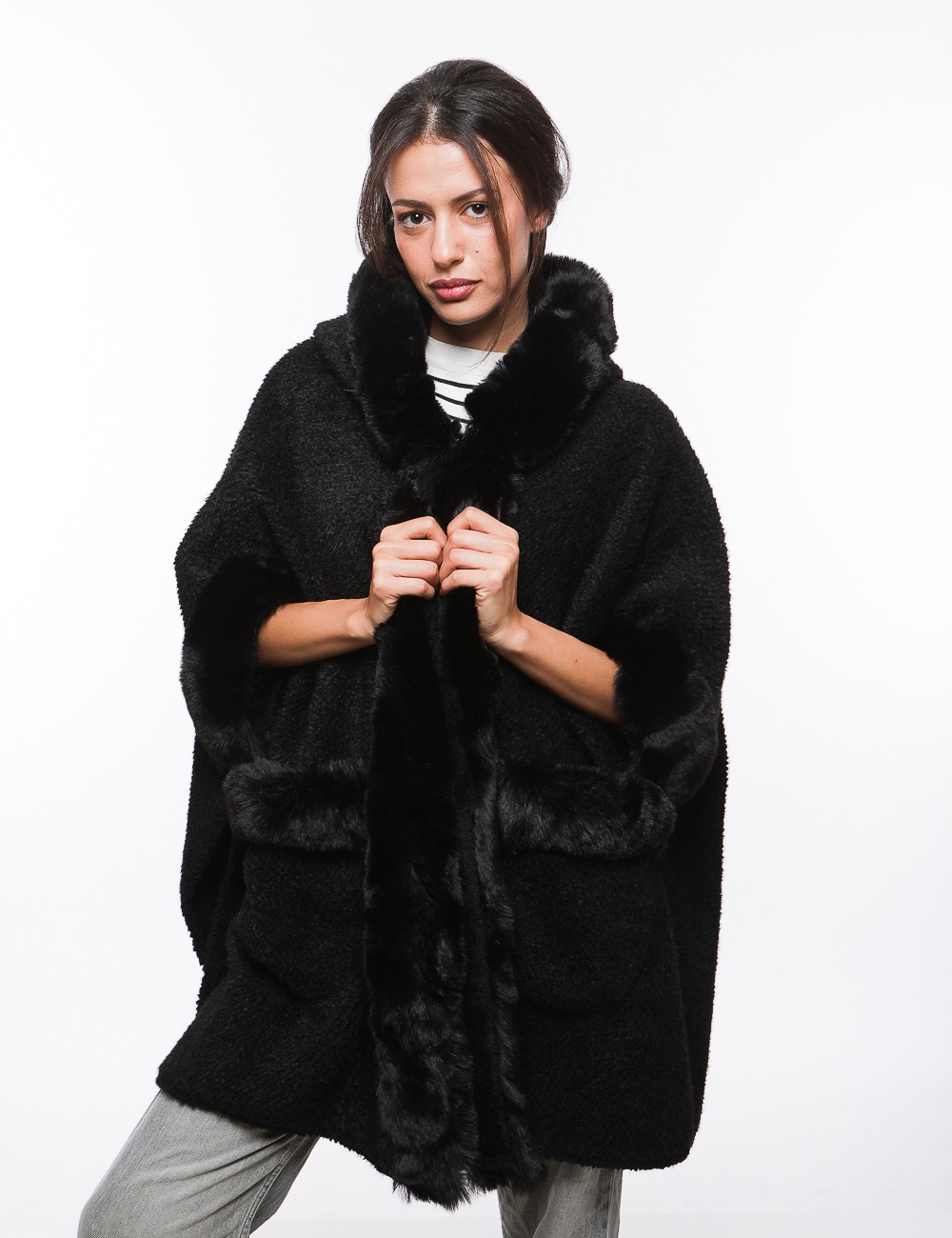 Cette image contient Poncho cape en fourrure chez Joliesse. à 259,99 TND en Tunisie. L'hexa de l'arrière plan est #E7E7E7