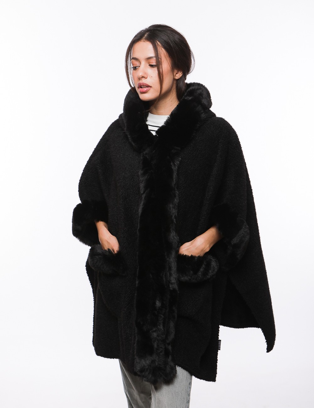 Cette image contient Poncho cape en fourrure chez Joliesse. à 259,99 TND en Tunisie. L'hexa de l'arrière plan est #E7E7E7