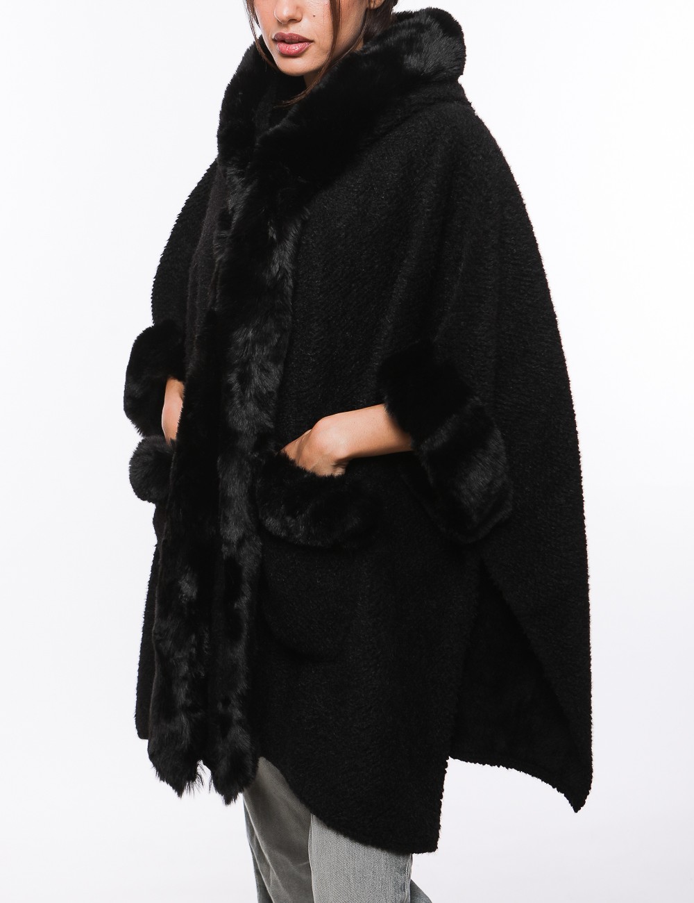 Cette image contient Poncho cape en fourrure chez Joliesse. à 259,99 TND en Tunisie. L'hexa de l'arrière plan est #E7E7E7