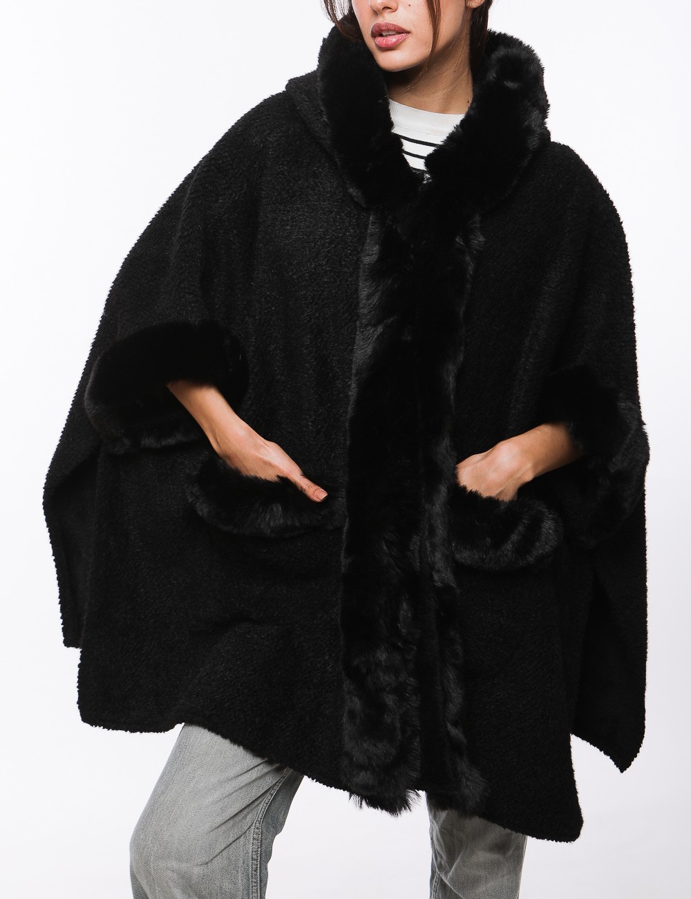Cette image contient Poncho cape en fourrure chez Joliesse. à 259,99 TND en Tunisie. L'hexa de l'arrière plan est #E7E7E7