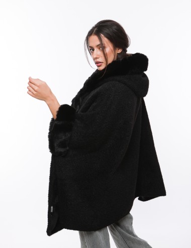 Cette image contient Poncho cape en fourrure chez Joliesse. à 259,99 TND en Tunisie. L'hexa de l'arrière plan est #E7E7E7