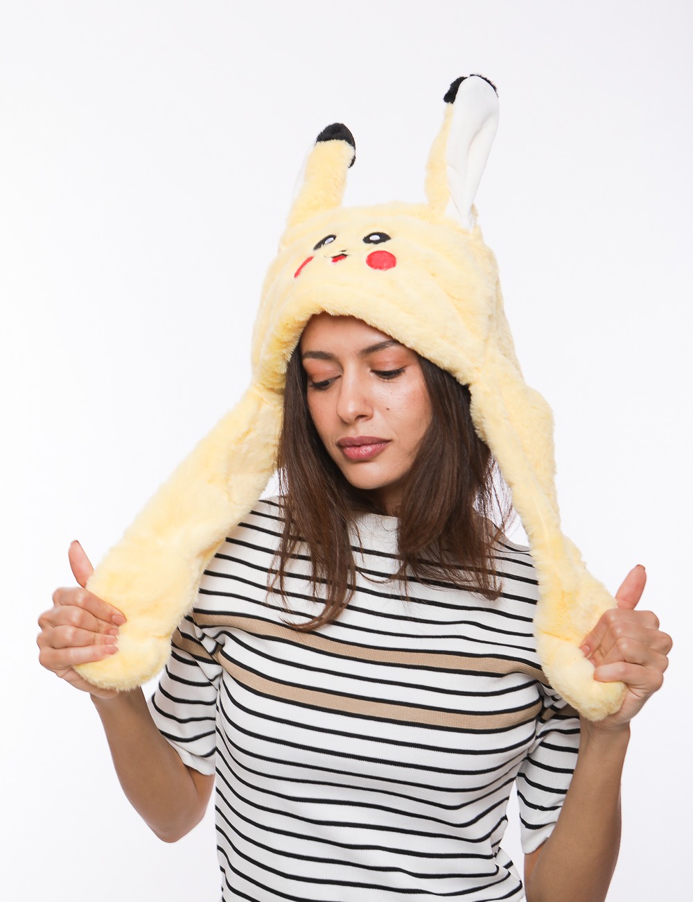 Cette image contient Bonnet à Oreilles Pikachu chez Joliesse. à 44,99 TND en Tunisie. L'hexa de l'arrière plan est #E7E7E7