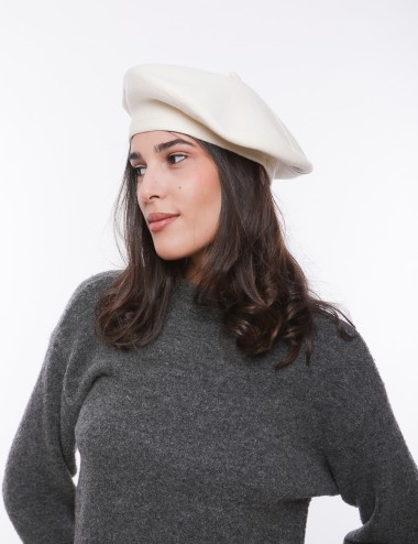 Cette image contient Béret en maille douce chez Joliesse. à 34,99 TND en Tunisie. L'hexa de l'arrière plan est #E7E7E7