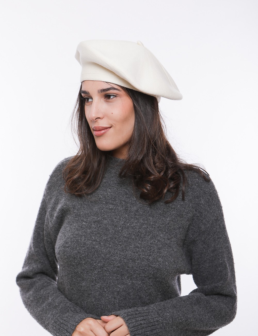 Cette image contient Béret en maille douce chez Joliesse. à 34,99 TND en Tunisie. L'hexa de l'arrière plan est #E7E7E7