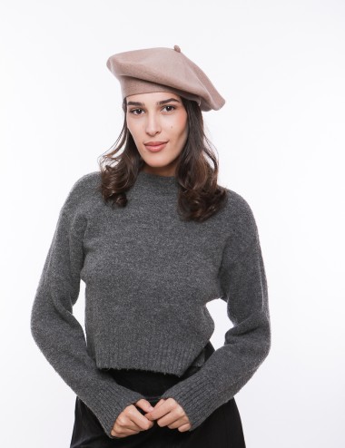Cette image contient Béret en maille douce chez Joliesse. à 34,99 TND en Tunisie. L'hexa de l'arrière plan est #E7E7E7