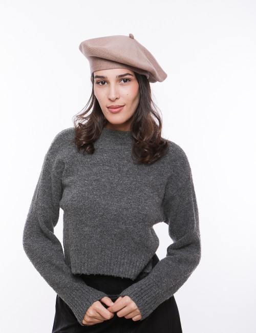 Cette image contient Béret en maille douce chez Joliesse. à 34,99 TND en Tunisie. L'hexa de l'arrière plan est #E7E7E7