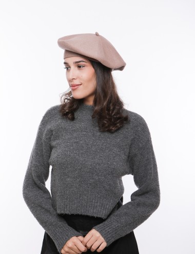 Cette image contient Béret en maille douce chez Joliesse. à 34,99 TND en Tunisie. L'hexa de l'arrière plan est #E7E7E7