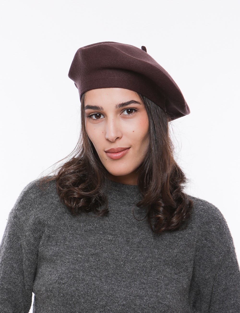 Cette image contient Béret en maille douce chez Joliesse. à 34,99 TND en Tunisie. L'hexa de l'arrière plan est #E7E7E7