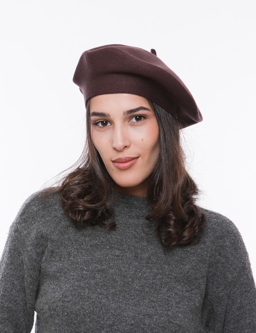 Cette image contient Béret en maille douce chez Joliesse. à 34,99 TND en Tunisie. L'hexa de l'arrière plan est #E7E7E7