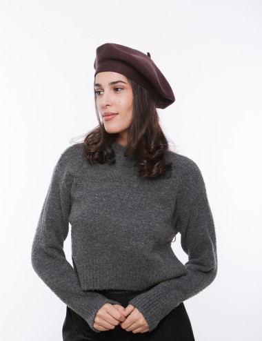 Cette image contient Béret en maille douce chez Joliesse. à 34,99 TND en Tunisie. L'hexa de l'arrière plan est #E7E7E7