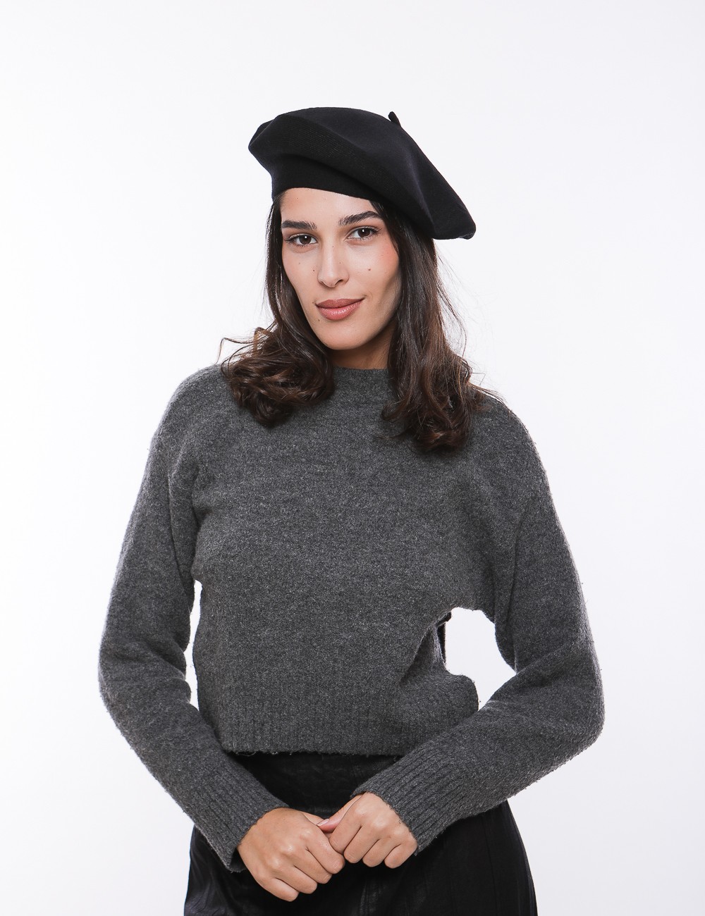 Cette image contient Béret en maille douce chez Joliesse. à 34,99 TND en Tunisie. L'hexa de l'arrière plan est #E7E7E7