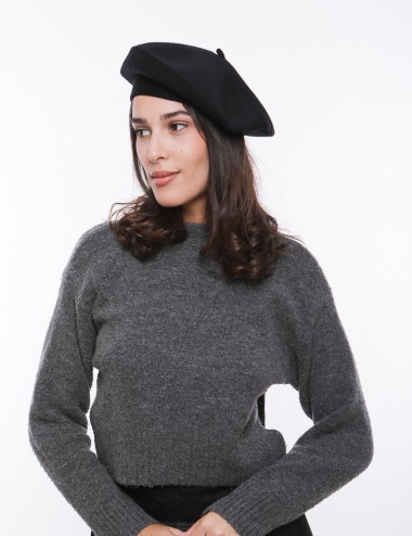 Cette image contient Béret en maille douce chez Joliesse. à 34,99 TND en Tunisie. L'hexa de l'arrière plan est #E7E7E7