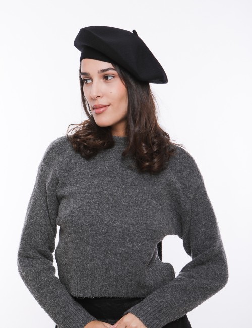 Cette image contient Béret en maille douce chez Joliesse. à 34,99 TND en Tunisie. L'hexa de l'arrière plan est #E7E7E7