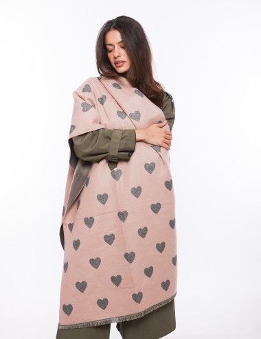 Cette image contient écharpe à motifs cœurs chez Joliesse. à 69,99 TND en Tunisie. L'hexa de l'arrière plan est #E7E7E7