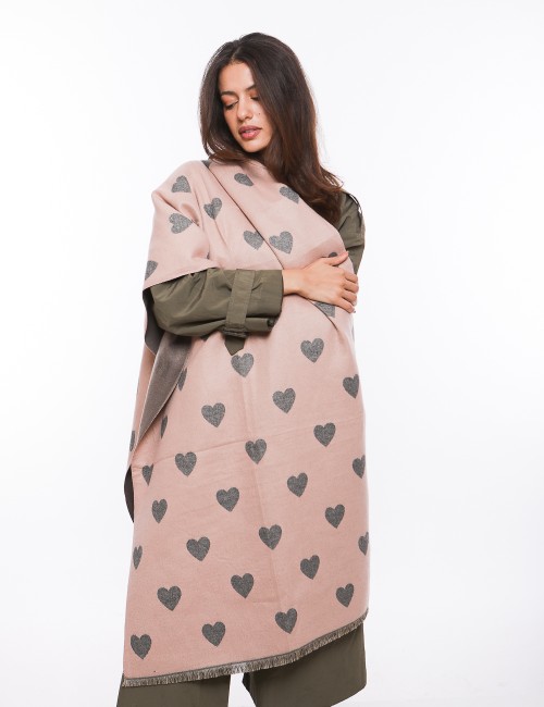 Cette image contient écharpe à motifs cœurs chez Joliesse. à 69,99 TND en Tunisie. L'hexa de l'arrière plan est #E7E7E7