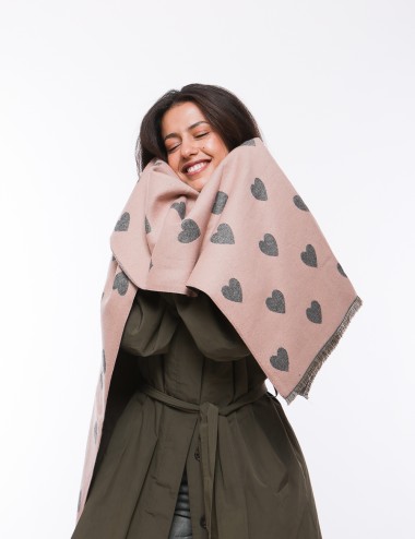 Cette image contient écharpe à motifs cœurs chez Joliesse. à 69,99 TND en Tunisie. L'hexa de l'arrière plan est #E7E7E7