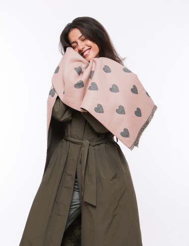 Cette image contient écharpe à motifs cœurs chez Joliesse. à 69,99 TND en Tunisie. L'hexa de l'arrière plan est #E7E7E7