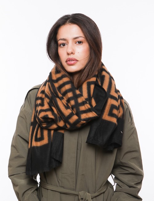 Cette image contient écharpe à motif carrés avec franges chez Joliesse. à 69,99 TND en Tunisie. L'hexa de l'arrière plan est #E7