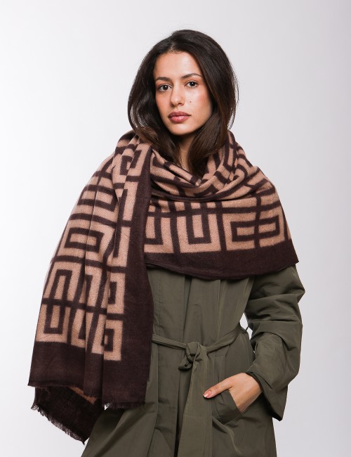 Cette image contient écharpe à motif carrés avec franges chez Joliesse. à 69,99 TND en Tunisie. L'hexa de l'arrière plan est #E7