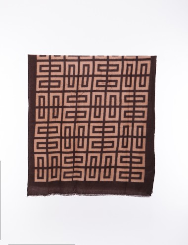 Cette image contient écharpe à motif carrés avec franges chez Joliesse. à 69,99 TND en Tunisie. L'hexa de l'arrière plan est #E7