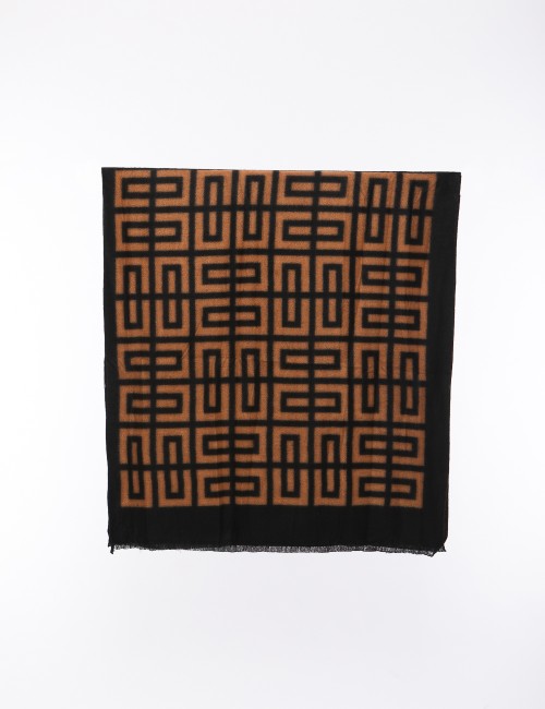 Cette image contient écharpe à motif carrés avec franges chez Joliesse. à 69,99 TND en Tunisie. L'hexa de l'arrière plan est #E7