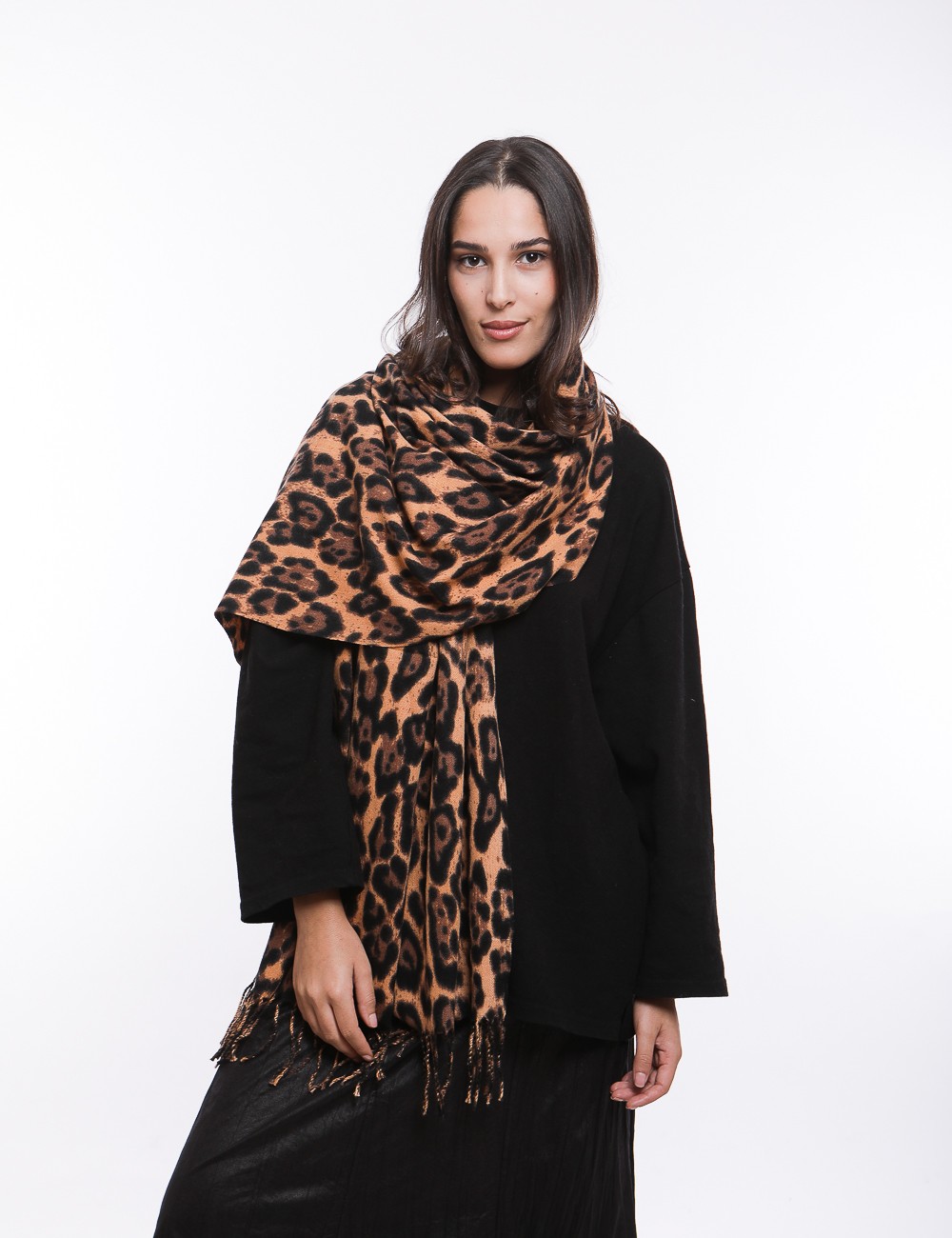 Cette image contient Écharpe de tigre à imprimé chez Joliesse. à 59,99 TND en Tunisie. L'hexa de l'arrière plan est #E7E7E7