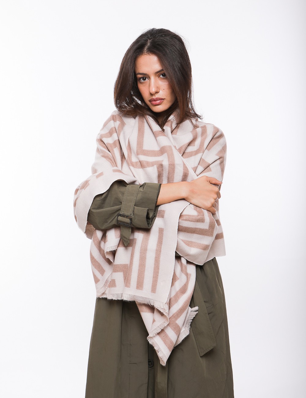 Cette image contient écharpe à motif géométrique chez Joliesse. à 69,99 TND en Tunisie. L'hexa de l'arrière plan est #E7E7E7