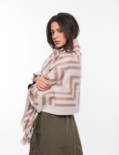 Cette image contient écharpe à motif géométrique chez Joliesse. à 69,99 TND en Tunisie. L'hexa de l'arrière plan est #E7E7E7