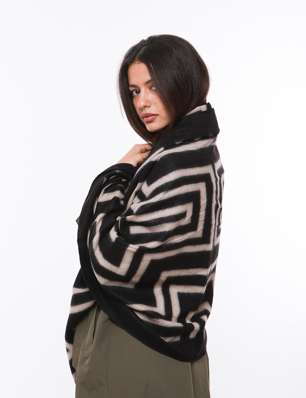 Cette image contient écharpe à motif géométrique chez Joliesse. à 69,99 TND en Tunisie. L'hexa de l'arrière plan est #E7E7E7