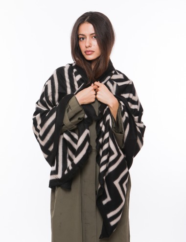 Cette image contient écharpe à motif géométrique chez Joliesse. à 69,99 TND en Tunisie. L'hexa de l'arrière plan est #E7E7E7