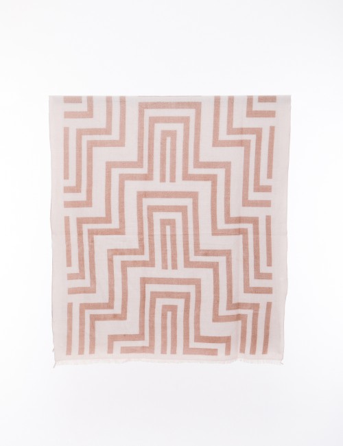 Cette image contient écharpe à motif géométrique chez Joliesse. à 69,99 TND en Tunisie. L'hexa de l'arrière plan est #E7E7E7