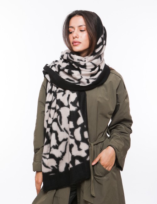 Cette image contient écharpe Femme en Noir et Blanc chez Joliesse. à 69,99 TND en Tunisie. L'hexa de l'arrière plan est #E7E7E7