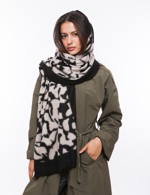 Cette image contient écharpe Femme en Noir et Blanc chez Joliesse. à 69,99 TND en Tunisie. L'hexa de l'arrière plan est #E7E7E7