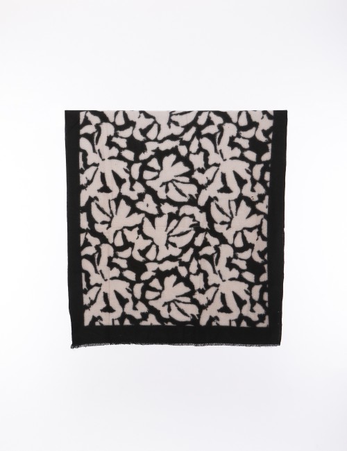 Cette image contient écharpe Femme en Noir et Blanc chez Joliesse. à 69,99 TND en Tunisie. L'hexa de l'arrière plan est #E7E7E7