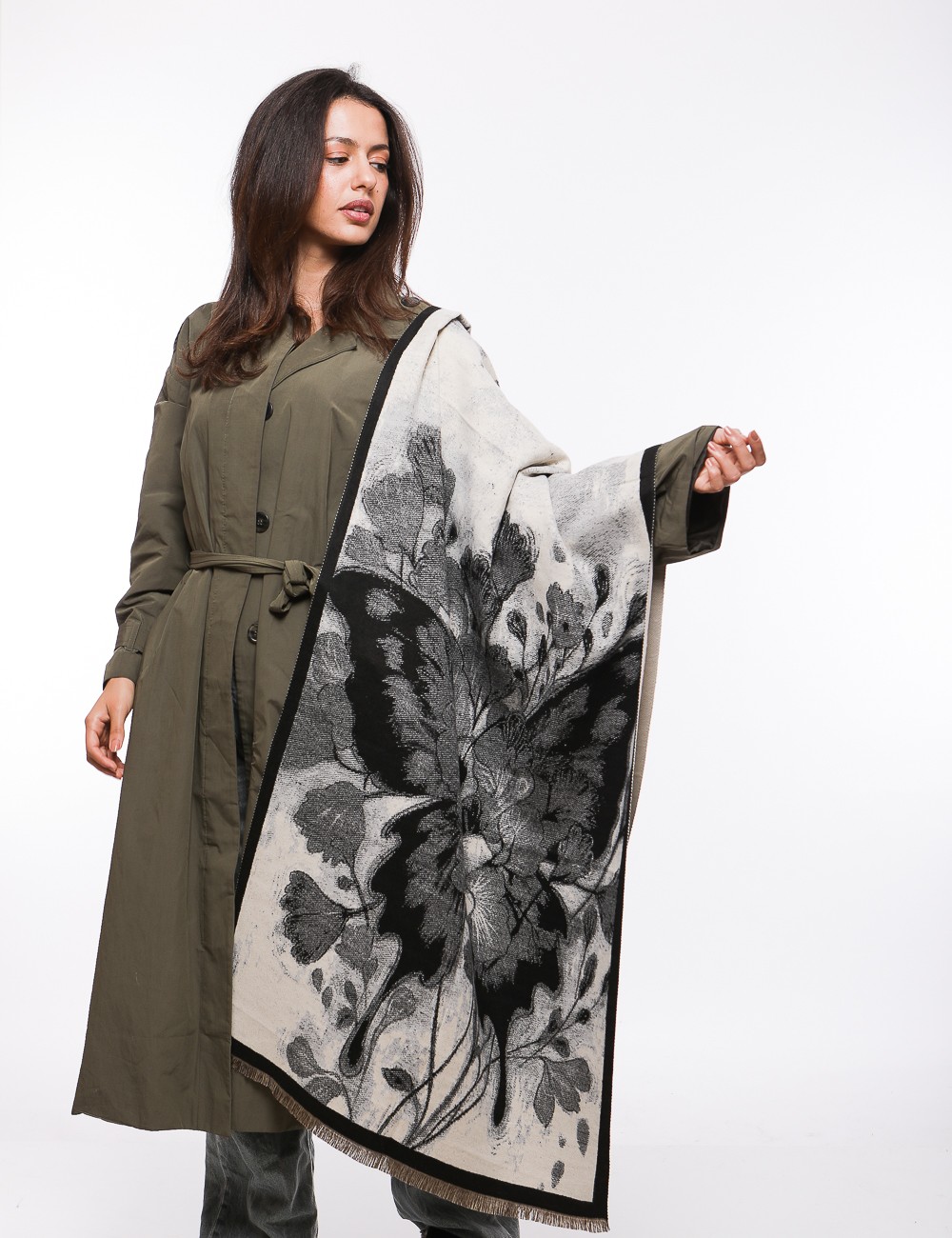 Cette image contient Echarpe Papillon Floral chez Joliesse. à 69,99 TND en Tunisie. L'hexa de l'arrière plan est #E7E7E7