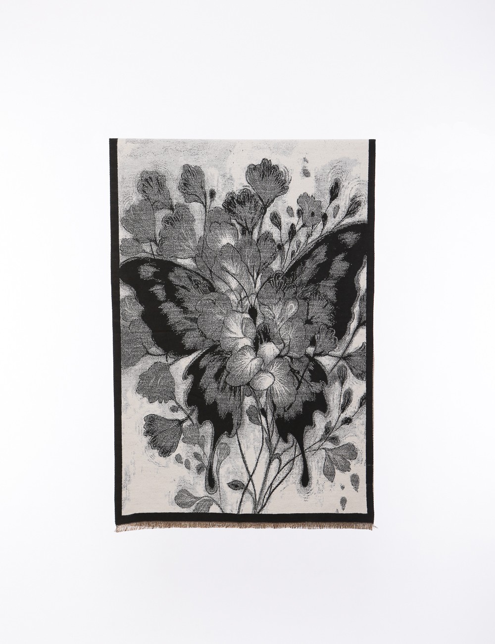 Cette image contient Echarpe Papillon Floral chez Joliesse. à 69,99 TND en Tunisie. L'hexa de l'arrière plan est #E7E7E7